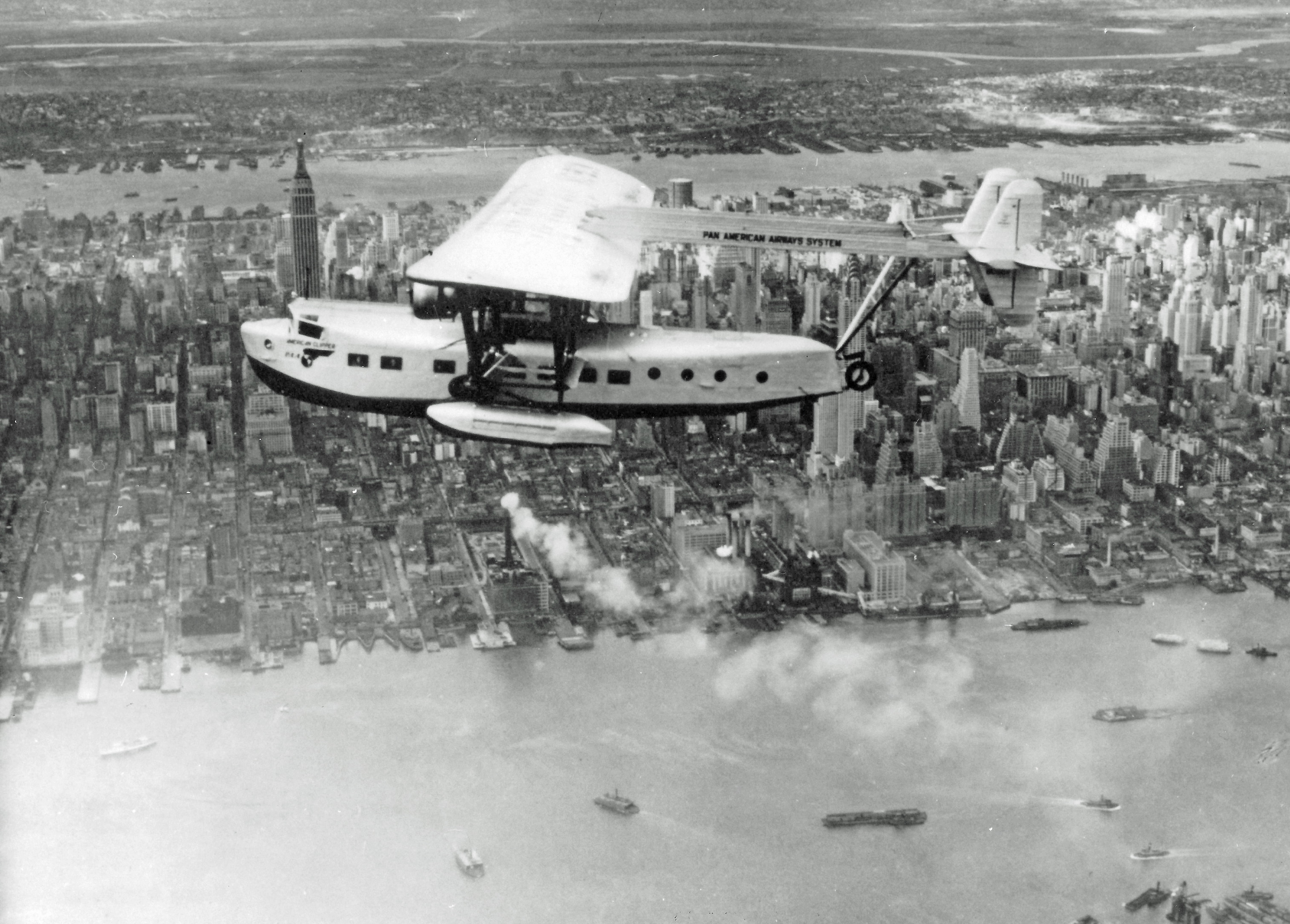 Літак-амфібія S-40 ("Американський кліпер"). Політ над Нью-Йорком. США. Серпень 1931 року